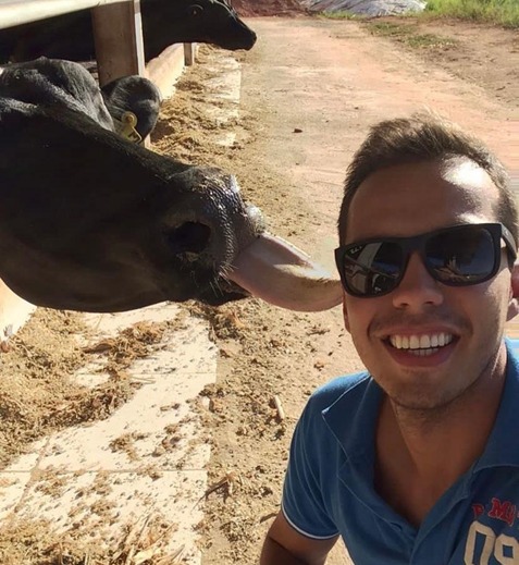 Um exemplo disso é o zootecnista Filipe Barbosa Martins, que atua em duas áreas distintas da sua profissão. É formado pela Universidade Federal do Espírito Santo (Ufes), possui Pós-Graduação em Plantas Forrageiras e é Mestre em Agronomia na Recuperação de Pastagens. Atualmente trabalha como Coordenador de Pecuária da Secretaria de Agricultura, Abastecimento, Aquicultura e Pesca do Espírito Santo (Seag). No seu cargo, atua no desenvolvimento da pecuária em todo o estado, principalmente da produção leiteira e de carne. Além disso, atua como responsável técnico em uma fábrica de produção de insumos para alimentação animal Na fábrica, Filipe é responsável por acompanhar os processos produtivos da fabricação desses alimentos, como o controle de qualidade, controle da ficha nutricional, dentre outros aspectos.