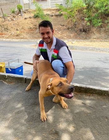 O médico-veterinário Juliano Fernandes Alves, de 30 anos, também trabalha num segmento que vai além do contato com os animais na clínica. Dedica-se desde 2020 à Prefeitura Municipal de Baixo Guandu, na parte de Vigilância de Zoonoses: “A atuação neste cenário vai muito além do manejo clínico dos animais com relevância para a Saúde Pública. Cabe ressaltar a investigação epidemiológica dos casos confirmados de doenças zoonóticas, bem como tomar as medidas necessárias para o controle e bloqueio do ciclo das mesmas, seja através do manejo ambiental, estudo e detecção dos vetores, ações de prevenção, dentre outras.”, compartilhou. Seu interesse foi despertado ainda na universidade, quando quis aprender mais profundamente sobre as doenças infecciosas e zoonoses e sobre a Saúde Pública. O trabalho de conclusão de curso (TCC) de Juliano foi relacionado a esta área, em específico, para a Leishmaniose Visceral. Deste modo, começou a obter os dados sobre a doença, através de uma pesquisa na Vigilância epidemiológica do município de Baixo Guandu. Pouco tempo depois foi convocado para atuar no município. Segundo ele, não foi uma tarefa fácil, pois o município não possuía estrutura para desenvolver as ações básicas de vigilância e controle das doenças. O primeiro passo foi a criação da Unidade de Vigilância de Zoonoses para iniciar um trabalho dentro da legalidade, respeitando os profissionais de saúde e os animais. Foi de extrema importância a união entre os profissionais do município e da Superintendência Regional de Saúde de Colatina. O resultado dessa união foi a criação de um projeto de aplicativo dentro do programa de vigilância e controle da leishmaniose visceral, que já começa a dar os seus primeiros frutos na cidade.